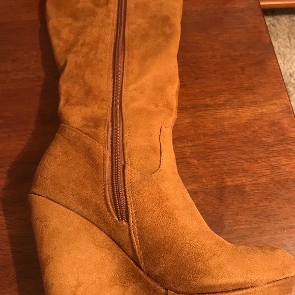 Brown suede boots - Picture 3 of 4